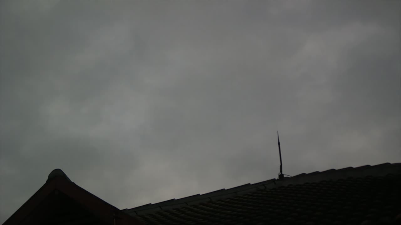 번개 차단기가 있는 집 전경이 있는 하늘의 뇌우 타임랩스