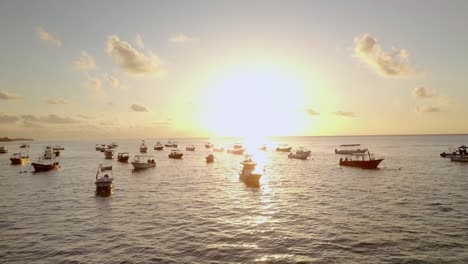 Antena---Barcos-Anclados-Al-Amanecer-Frente-A-La-Costa-De-Cancún,-México,-Tiro-Ascendente