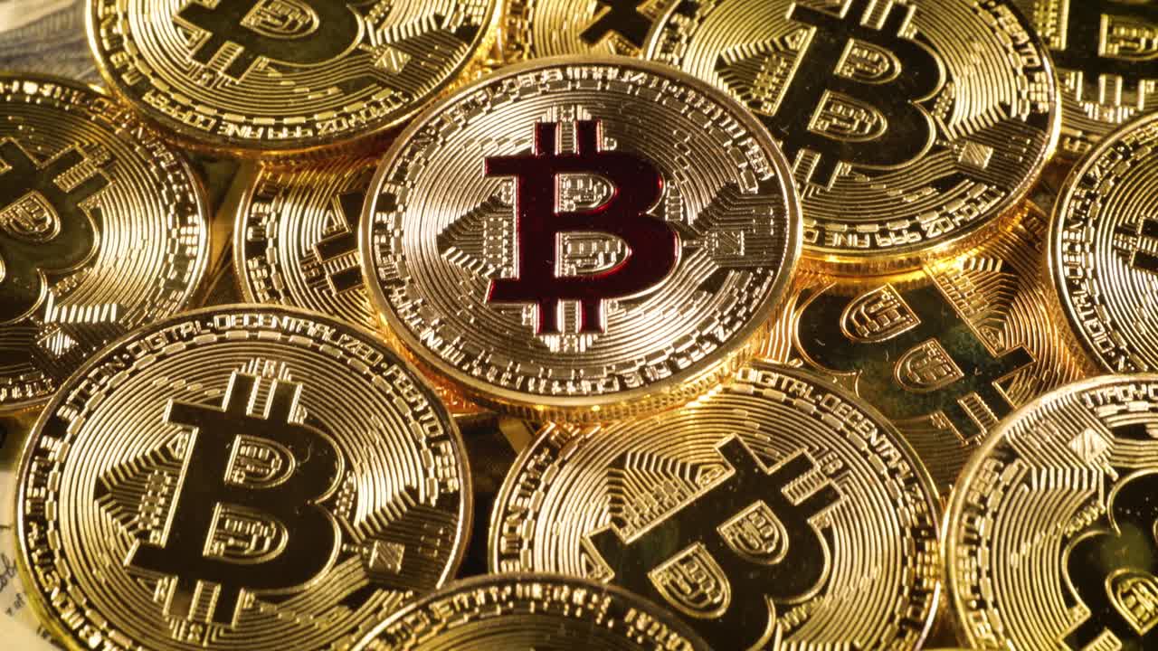 monedas de oro bit btc monedas y billetes de dólar.