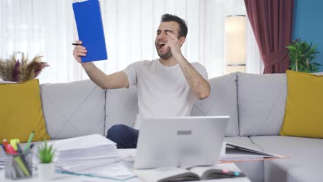 feliz y orgulloso hombre de negocios independiente creando un plan y una hoja de trabajo.