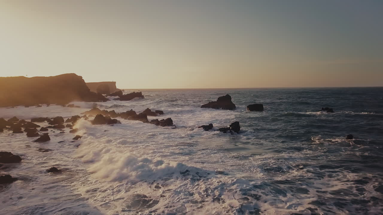 la fuerza de la naturaleza aparece en una increíble vista aérea sobre el océano.