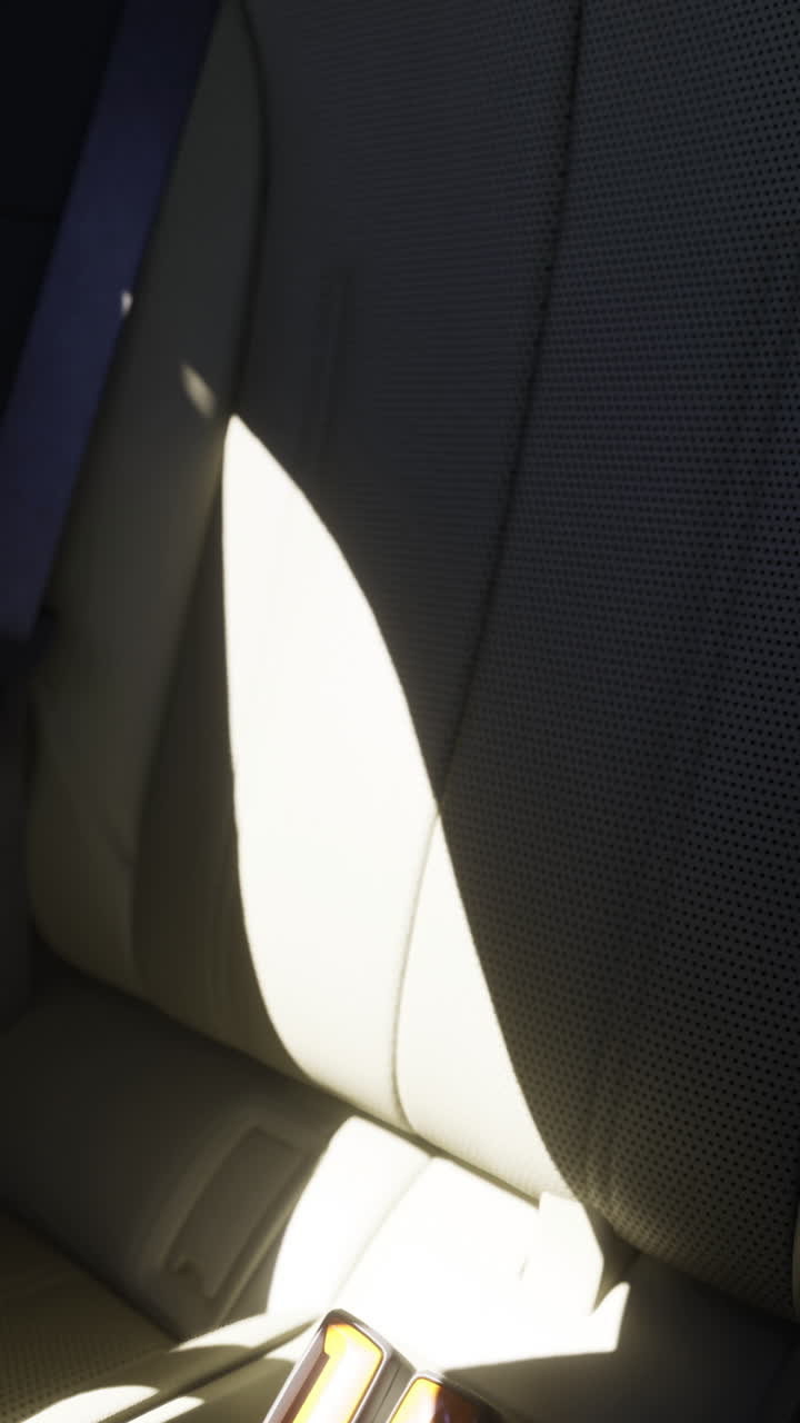 Interior de un coche moderno con luz solar que ilumina la zona de los asientos traseros