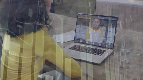 animación del procesamiento de datos financieros sobre una mujer de negocios biracial que usa una computadora portátil en la oficina