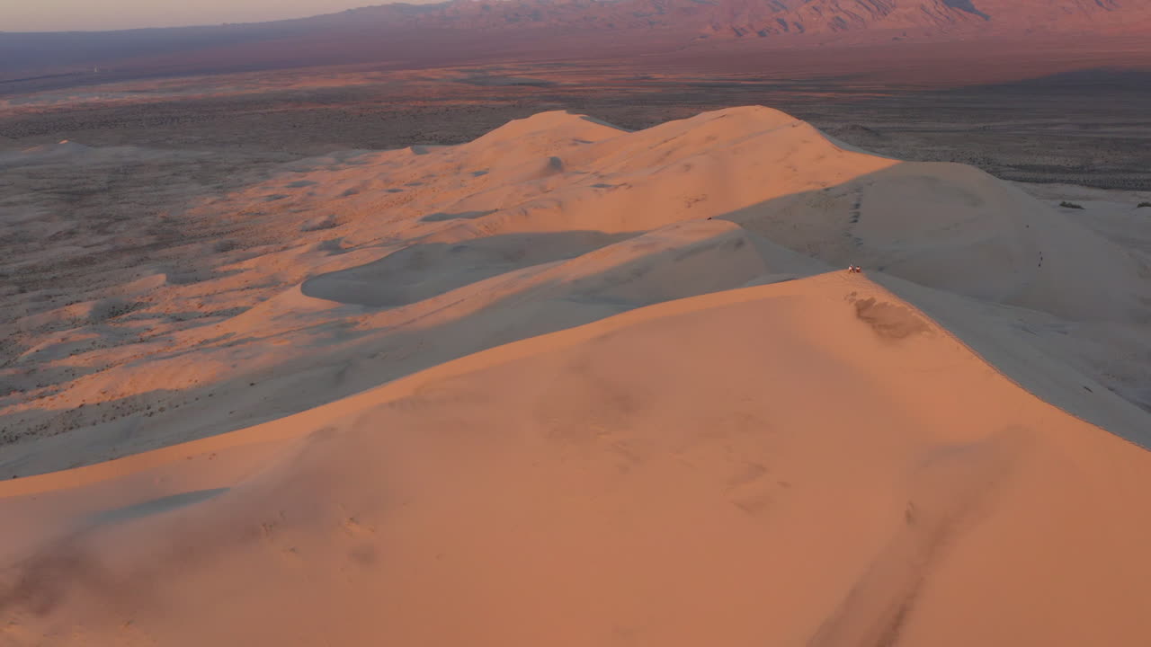 antena de las dunas de kelso del desierto al atardecer, revelación de alejamiento largo
