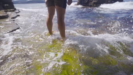 un joven en el mar en cámara lenta.