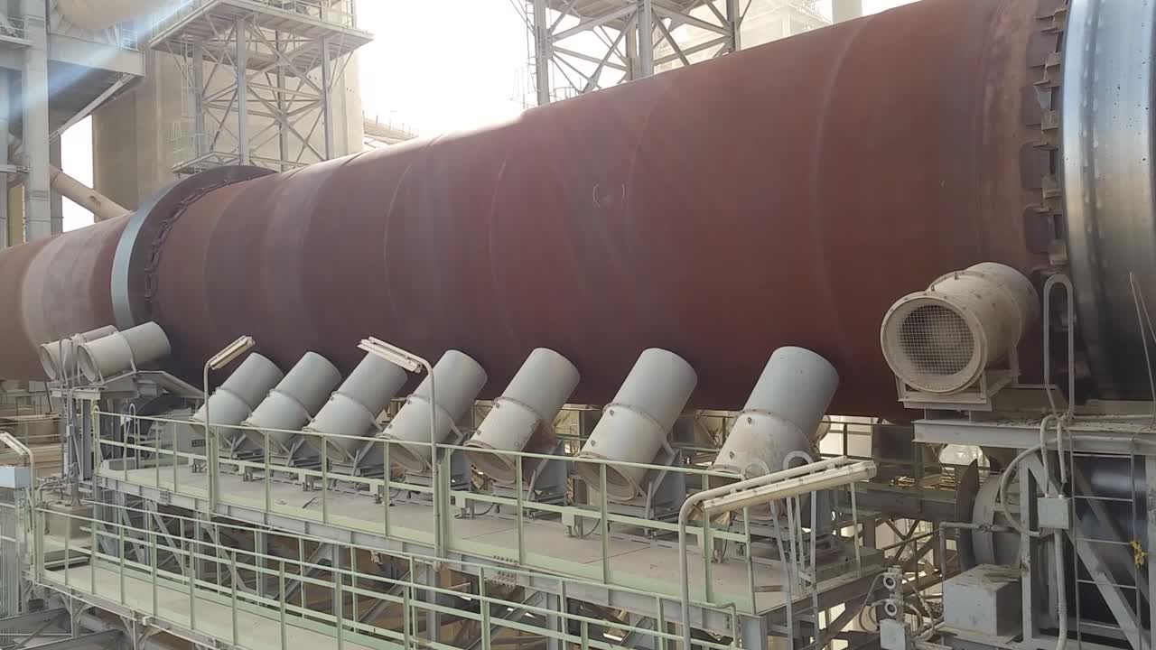 Macchine rotanti in una cementeria per l'industria delle costruzioni.