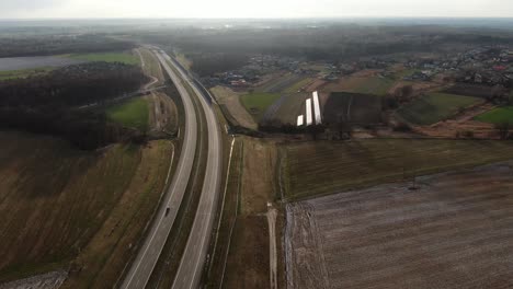 Luftige-Ruhige-Kurvenreiche-Autobahn-Im-Winter-Zwischen-Den-Feldern