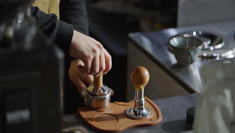el barista preparando el espresso.
