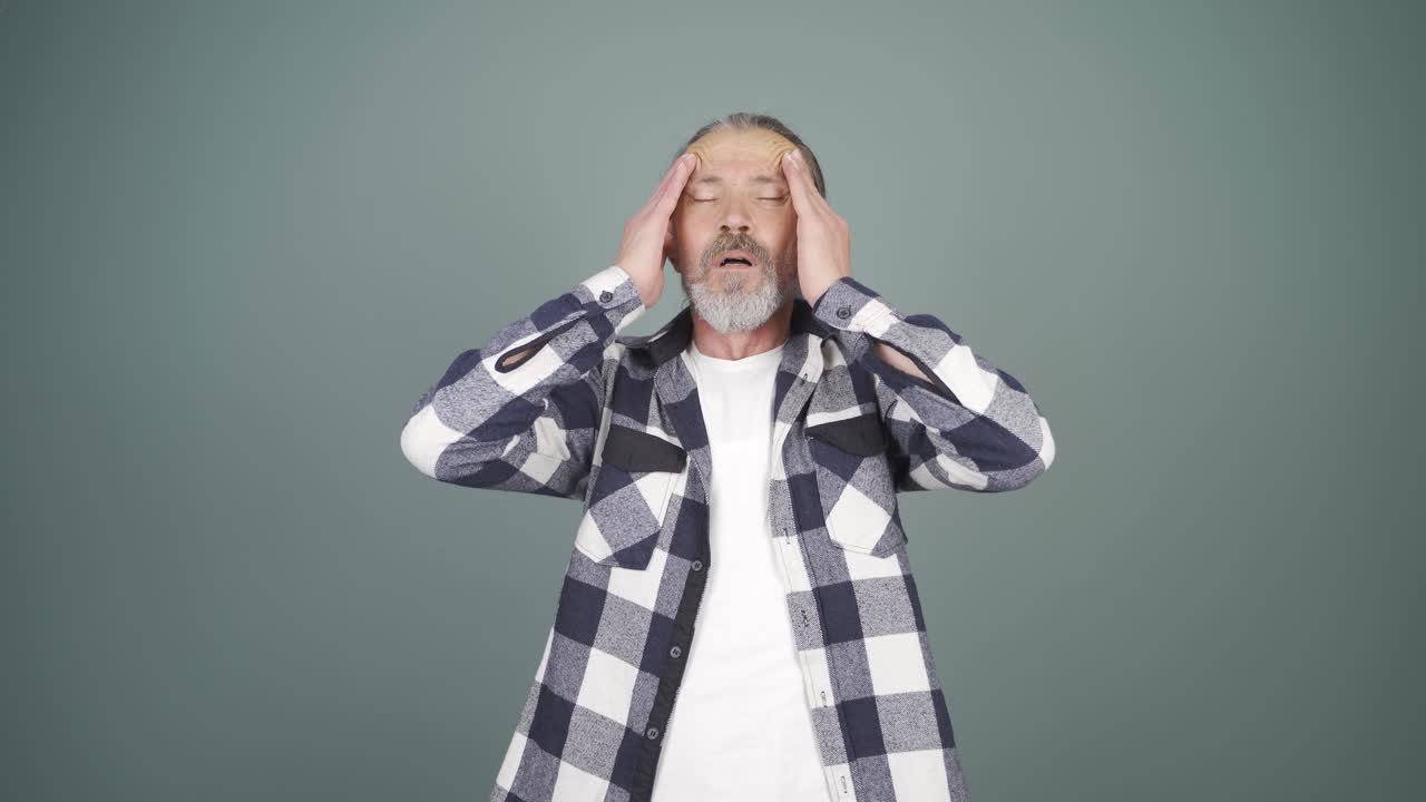 hombre con dolor de cabeza.