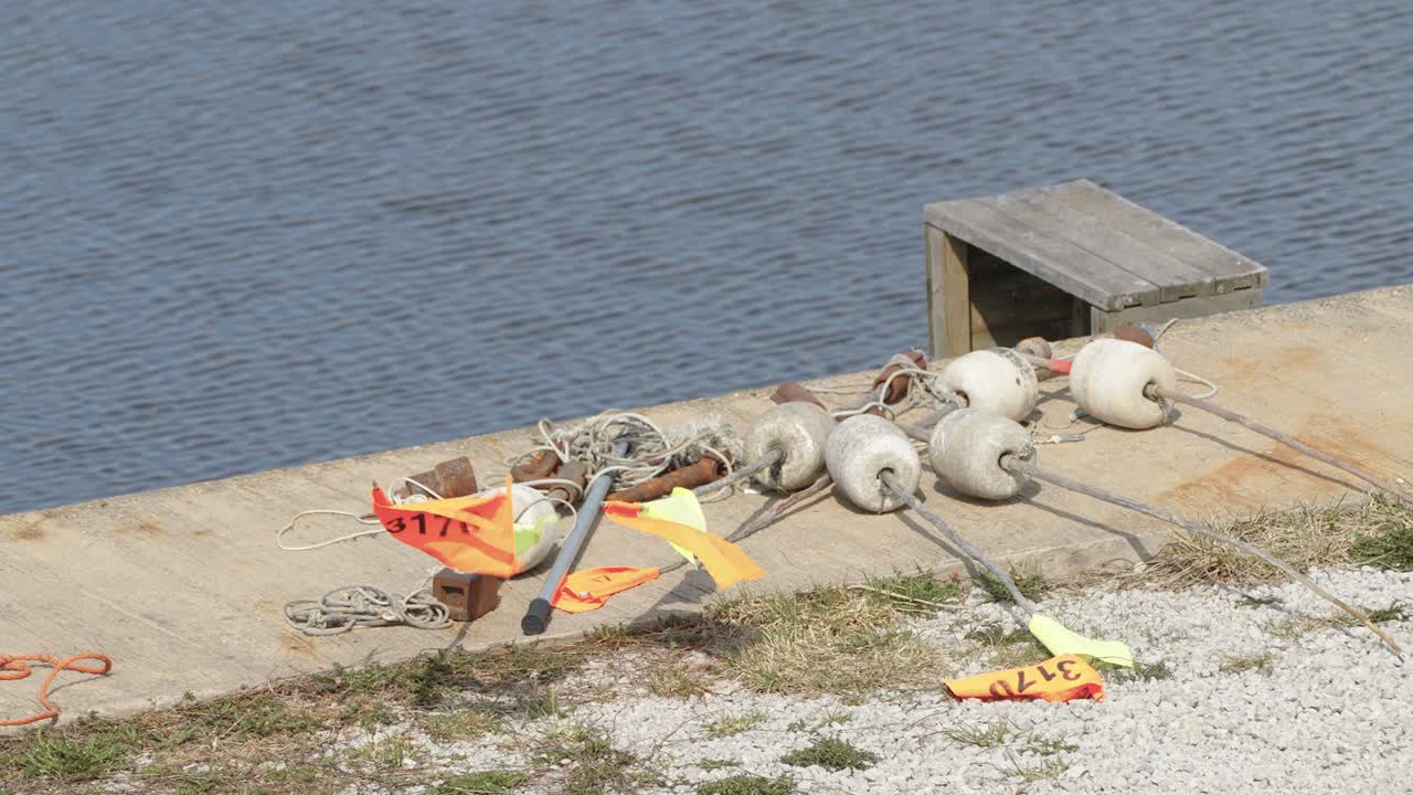 las boyas blancas en el lado del puerto