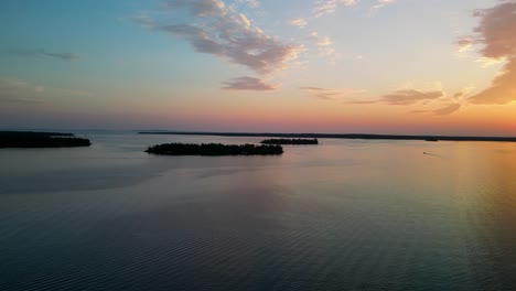 Ascenso-Aéreo-De-La-Puesta-De-Sol-Sobre-El-Lago-Huron,-Hessel,-Michigan