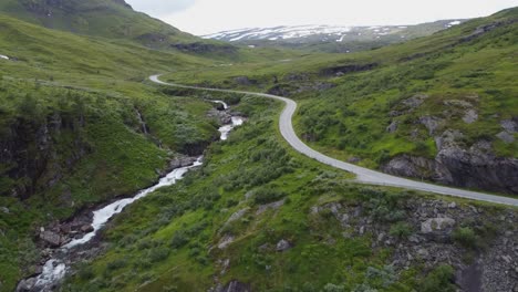 Drohne-Klettert-Den-Letzten-Hügel-Hinauf-Und-Enthüllt-Den-Vikafjellet-Rv-13-Straßengebirgsübergang-In-Westnorwegen---Sommerabendantenne