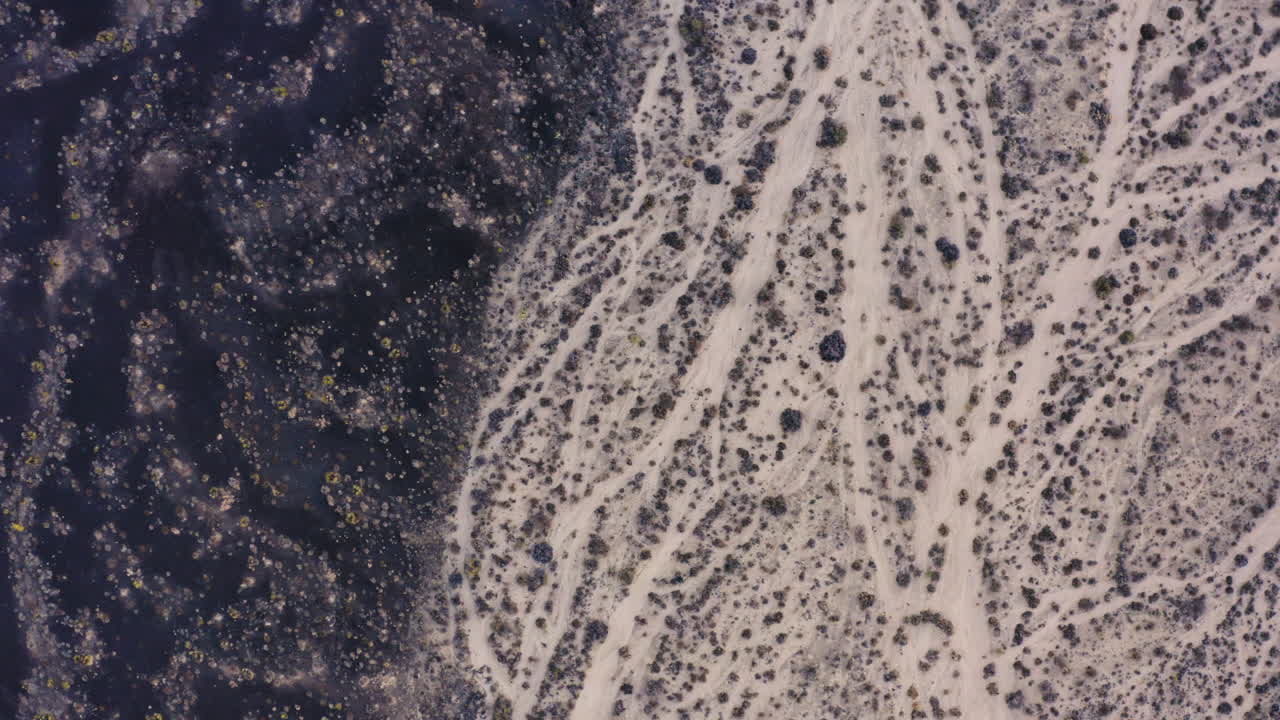 volar sobre el paisaje desértico en el sur de california