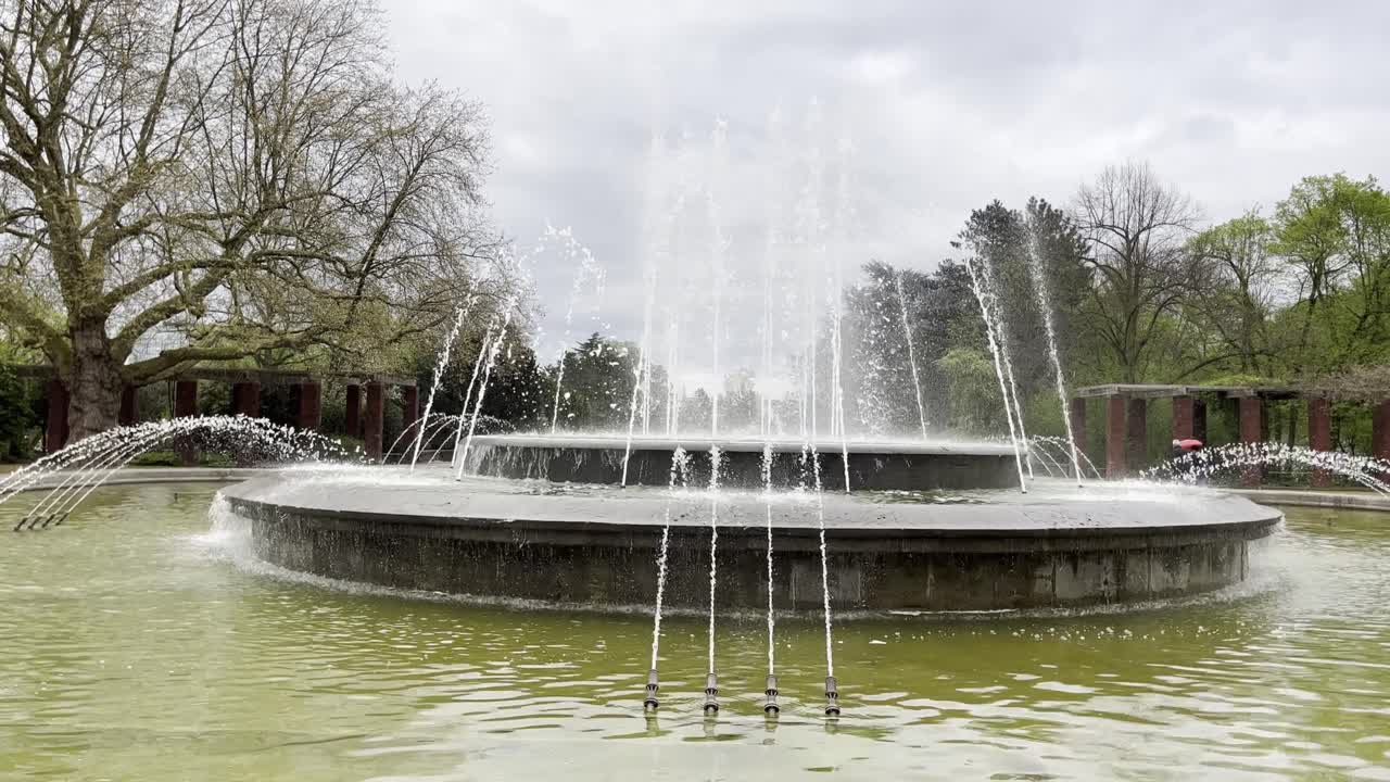 gran fuente con muchas fuentes en dusseldorf, alemania