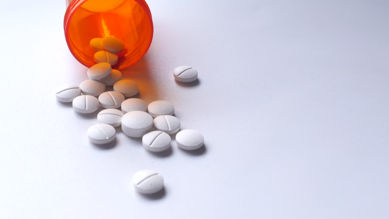 pastillas con receta médica en un frasco de naranja