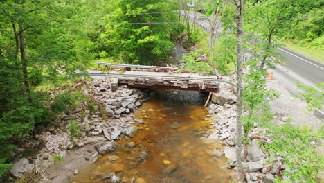 Drohnenaufnahme-Aus-Der-Luft:-Kleine-Brücke,-Die-Durch-Hochwasser-In-Plymouth-Notch-Beschädigt-Wurde,-Vt