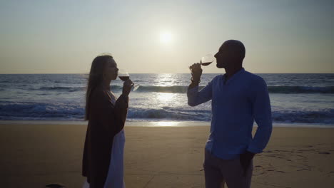 Paar-Trinkt-Wein-Und-Küsst-Sich-Am-Strand