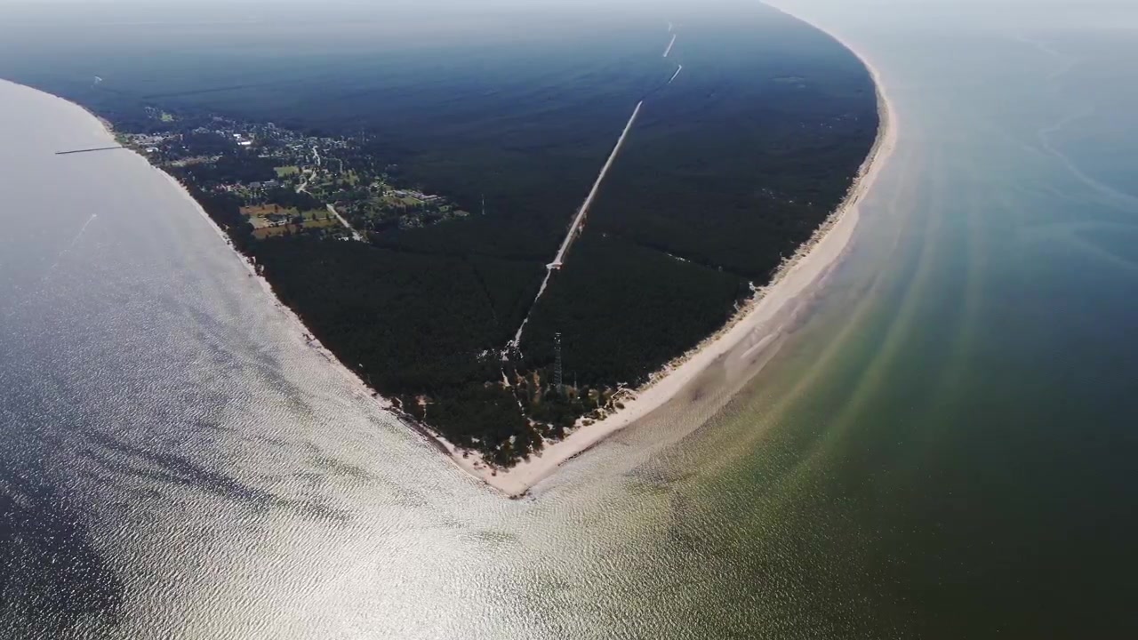 Vista aerea di Kolkasrags dove le acque del Mar Baltico e del Golfo di Riga si fondono visibilmente.