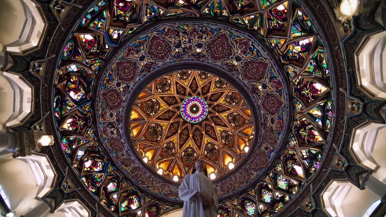 The mesmerizing stained glass dome of a mosque showcases the rich artistry and craftsmanship of islamic architecture, creating a tranquil and spiritual atmosphere in the prayer hall below