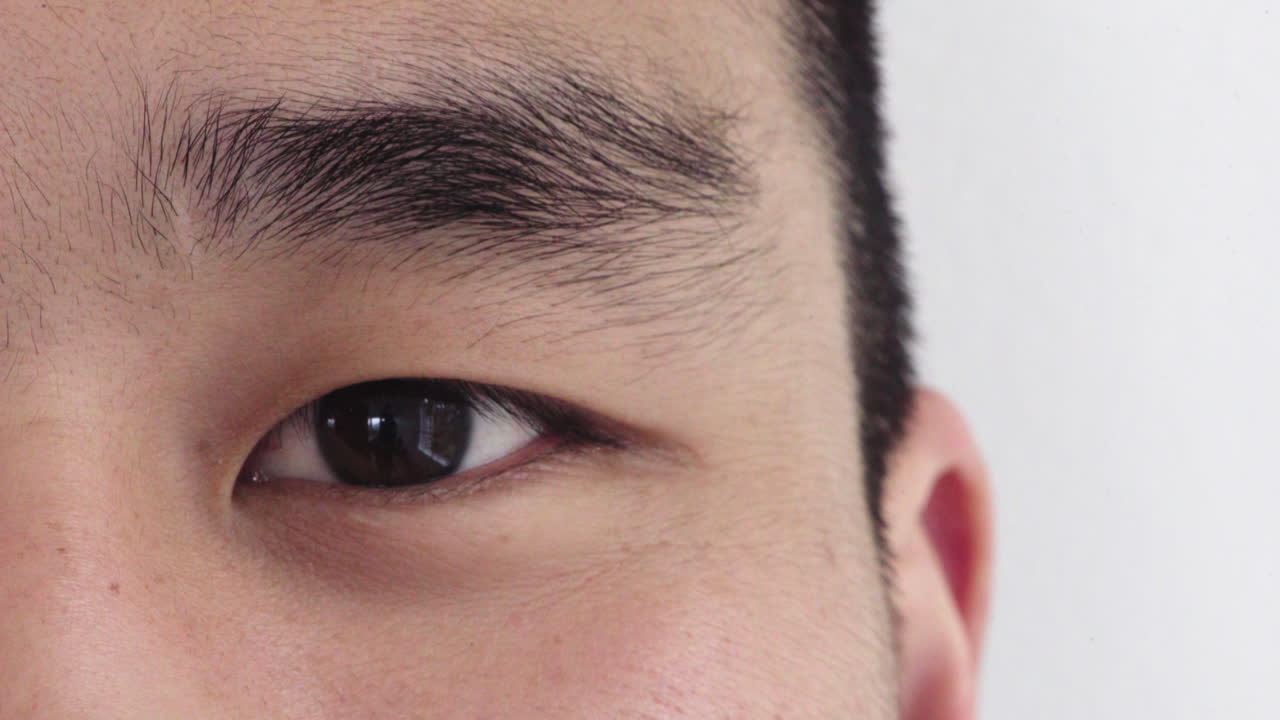 가까운 아시아 남자의 눈은 행복한 유혹적인 표정 건강한 시력 개념