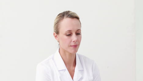 Physiotherapist-doing-head-massage-to-her-patient