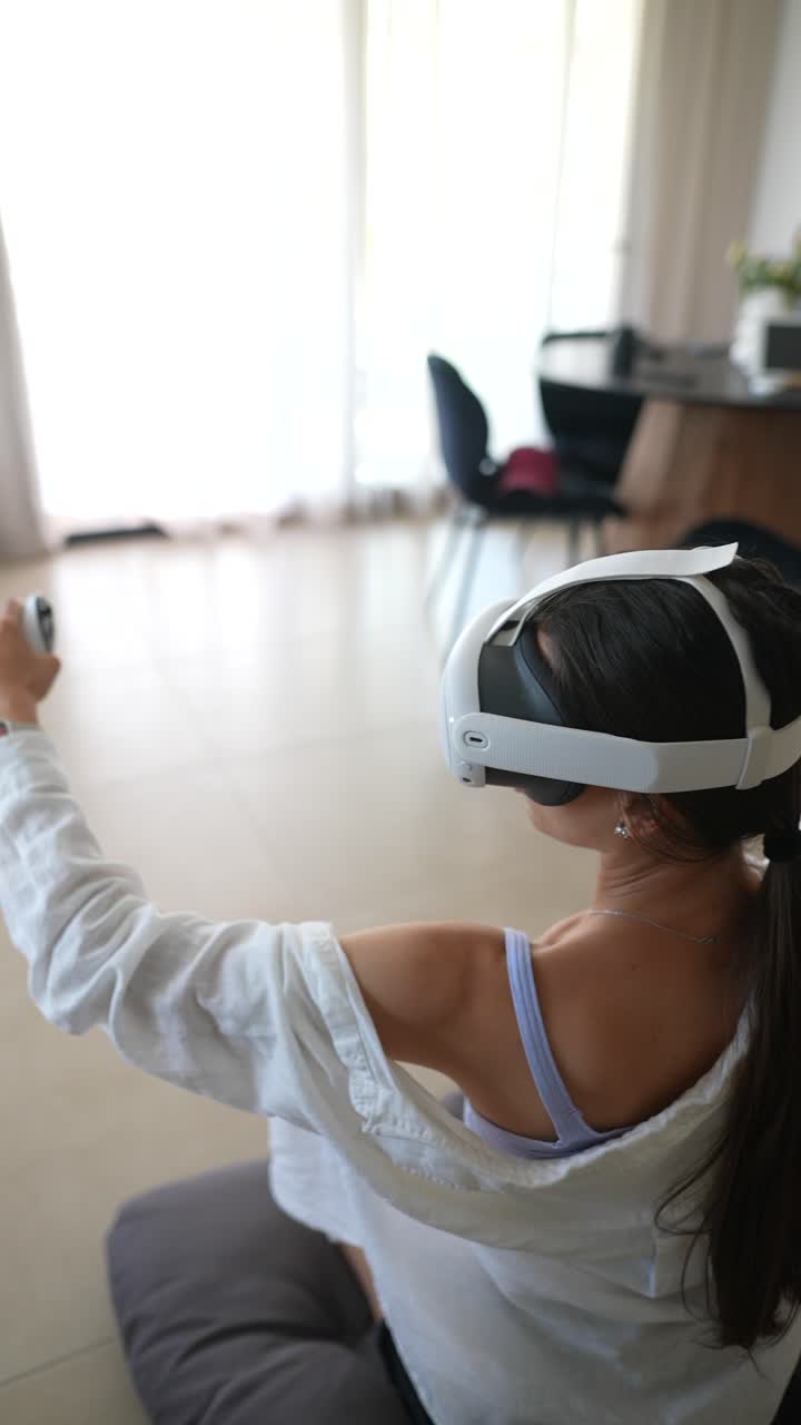 mujer jugando a un juego de realidad virtual en casa