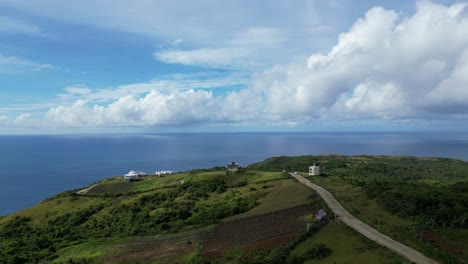 vista aérea épica del complejo de la isla costera y la carretera frente a las impresionantes aguas del océano y el paisaje nuboso