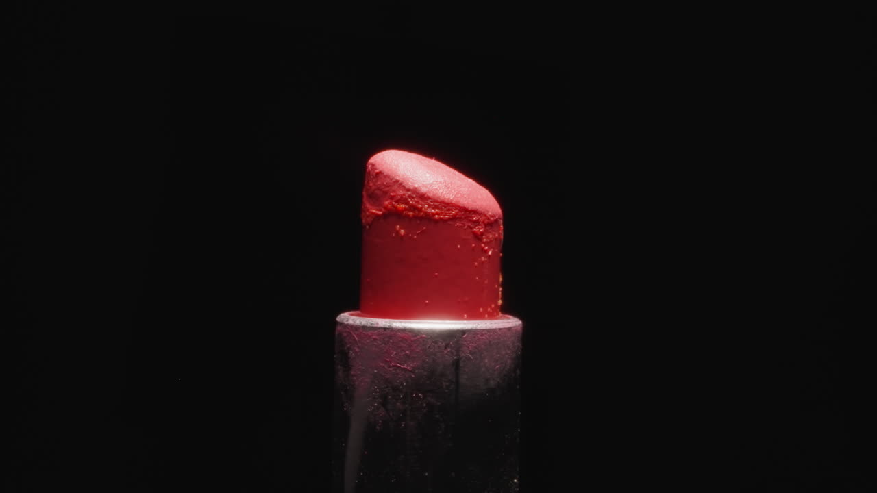 lápiz labial rojo usado para maquillaje iluminado con luz brillante