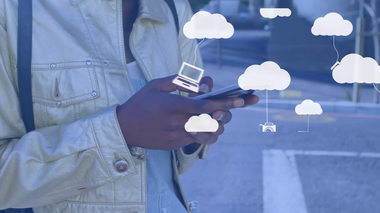 una mujer está usando un teléfono móvil en la ciudad