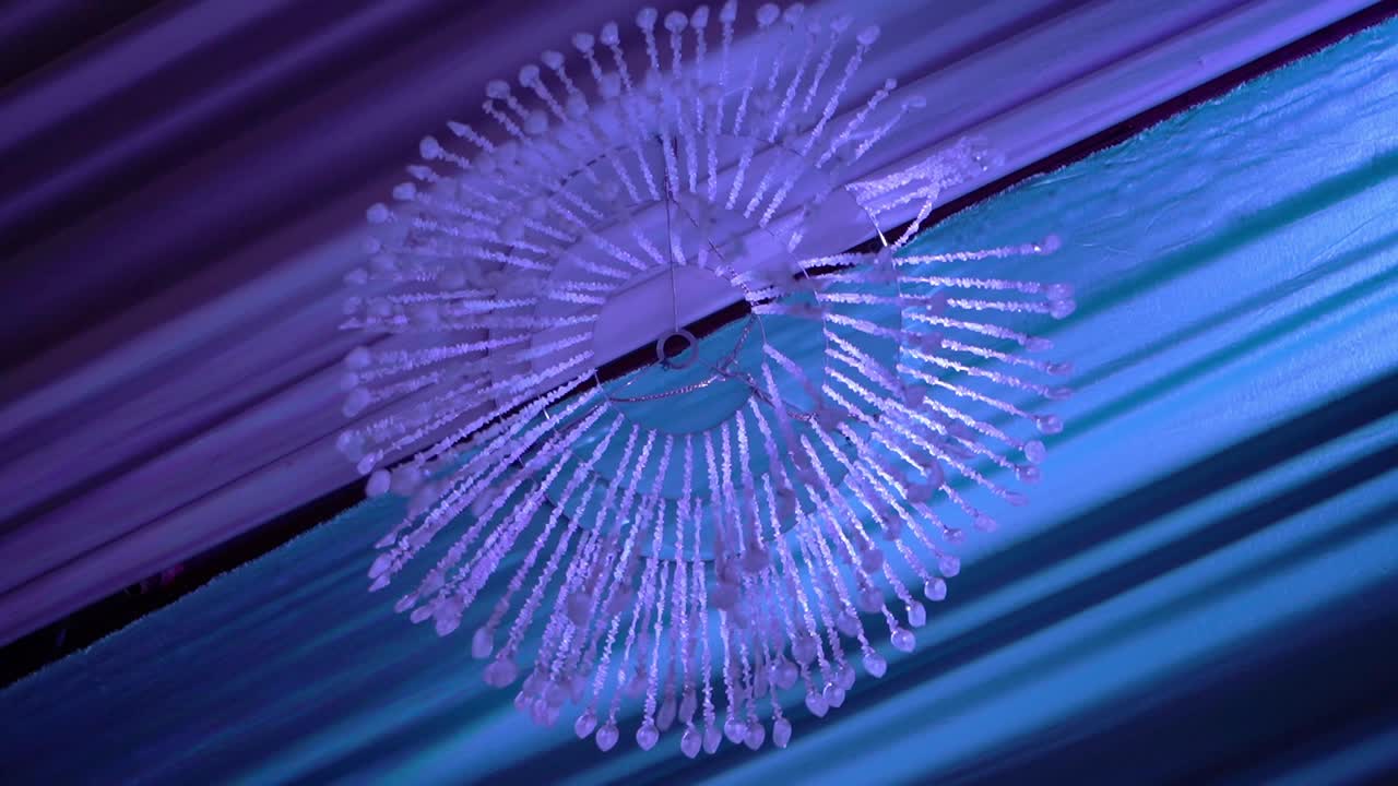 Elegant blå-lilla krystal lysekrone dekoration til bryllup, lange tråde fra loftet