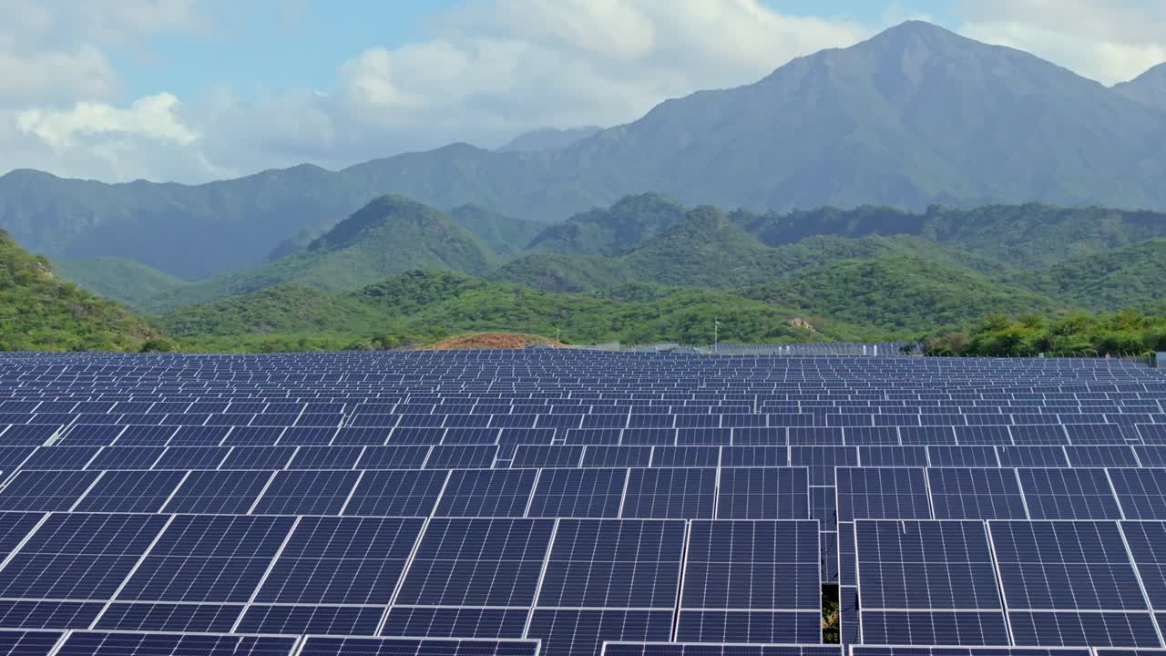 배경에 산이 있는 거대한 태양광 패널 설치