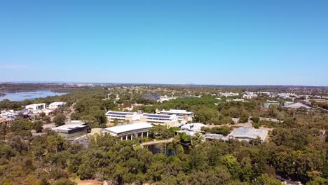 Amplia-órbita-Aérea-Mirando-Hacia-El-Lago-Central-Park-Y-El-Lago-Joondalup.