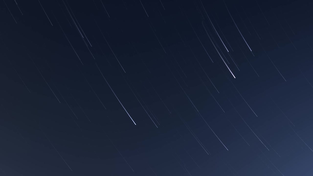 Stjernespor med lang eksponering avslører jordens rotasjon i en timelapse av nattehimmelen.