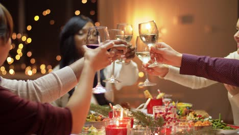 Concepto-De-Vacaciones-Y-Celebración.-Amigos-Felices-Cenando-En-Casa-Y-Comiendo-En-Navidad.