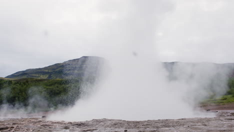 Geysir-Geysir,-Der-Wasser-Und-Dampf-Ausstößt,-Goldener-Kreis-Island