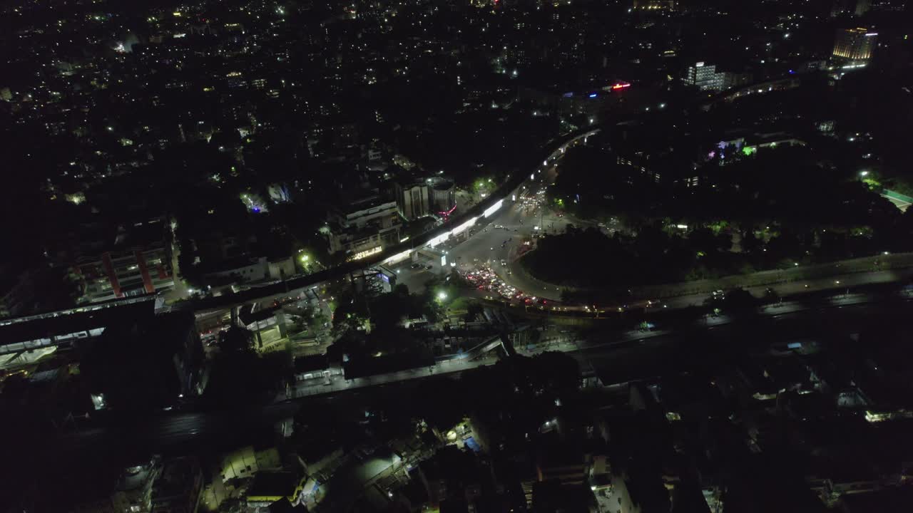 인도 의 한 도시 의 주요 교차로 신호 가 밤 에 피크 시간 에