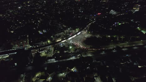 una señal de intersección principal en una ciudad de la india durante la hora punta de la noche