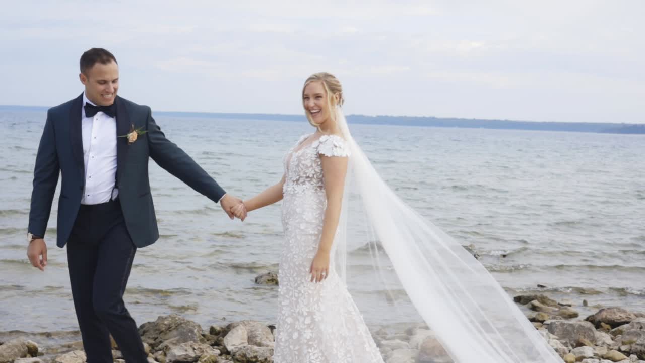 Brudepar går på stranden