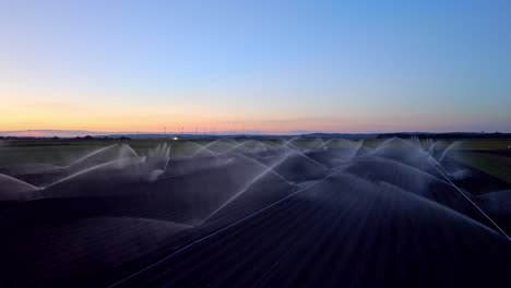 Wasserbewässerungssystem-Auf-Einem-Landwirtschaftlichen-Feld-In-Der-Abenddämmerung---Drohnenaufnahme-Aus-Der-Luft