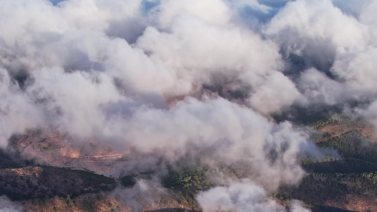 Vistas de nubes sobre las montañas de Málaga, España, durante un día despejado
