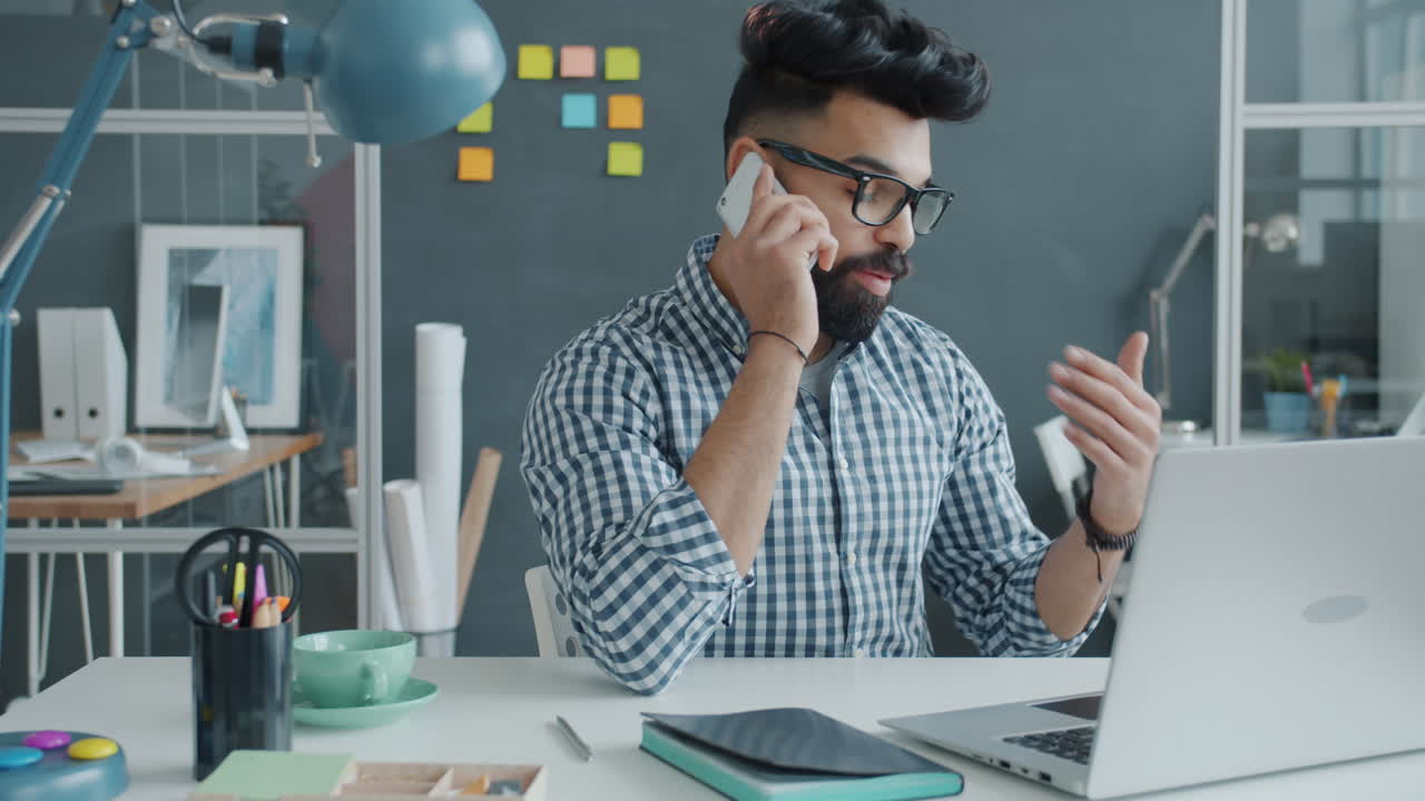 Forretningsmand på telefon i et moderne kontor