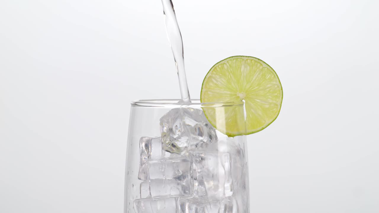 Acqua con lime e ghiaccio