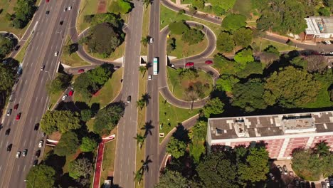 Naturaleza-Verde-De-La-Ciudad,-Emisiones-De-Vehículos,-Red-Vial,-Capital-De-Brasil