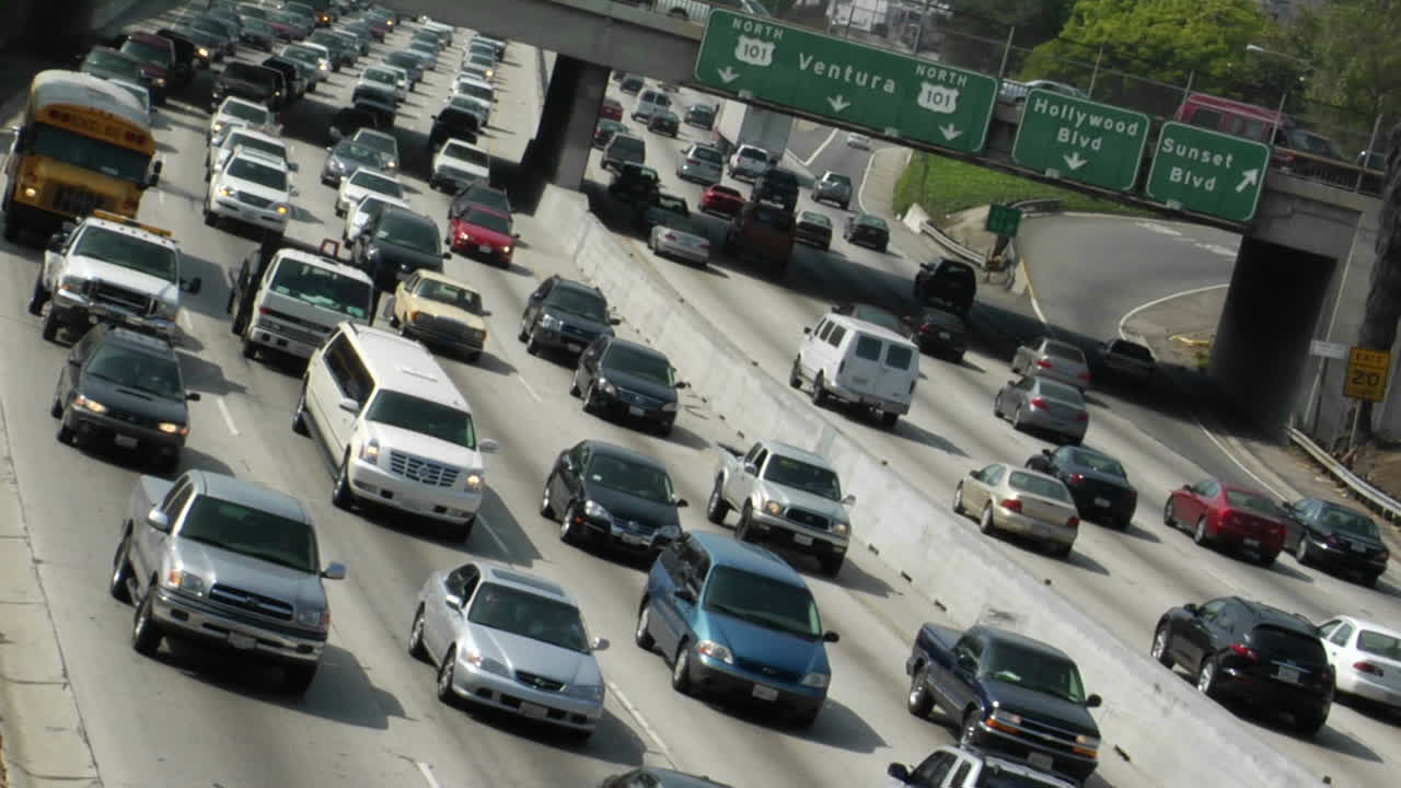 el tráfico se mueve lentamente a lo largo de una autopista muy transitada en los ángeles 7