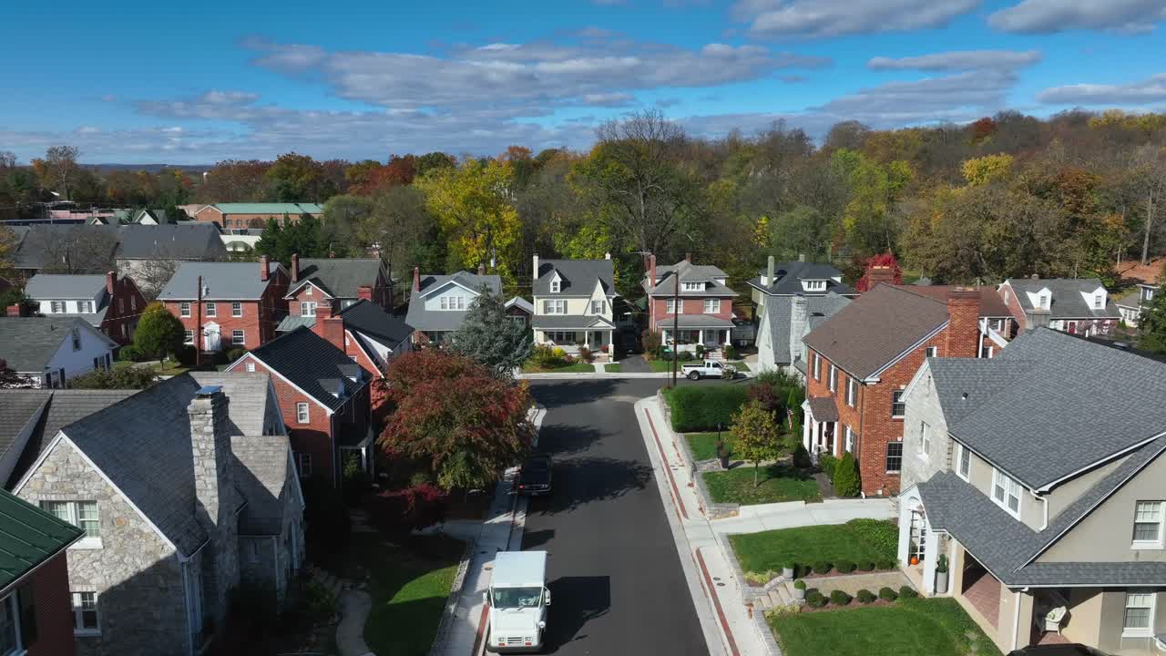 calle suburbana con casas de ladrillo y cielos azules claros