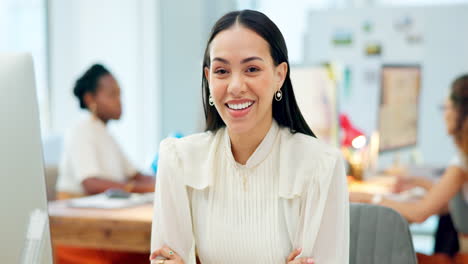 Woman-at-desk-with-smile,-confidence