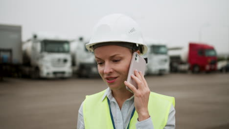 Trabajador-Hablando-Por-Teléfono