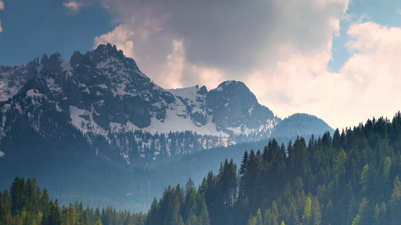 Time-lapse di paesaggio montano, località: Dolomiti, Alto Adige, Italia, video 4k.