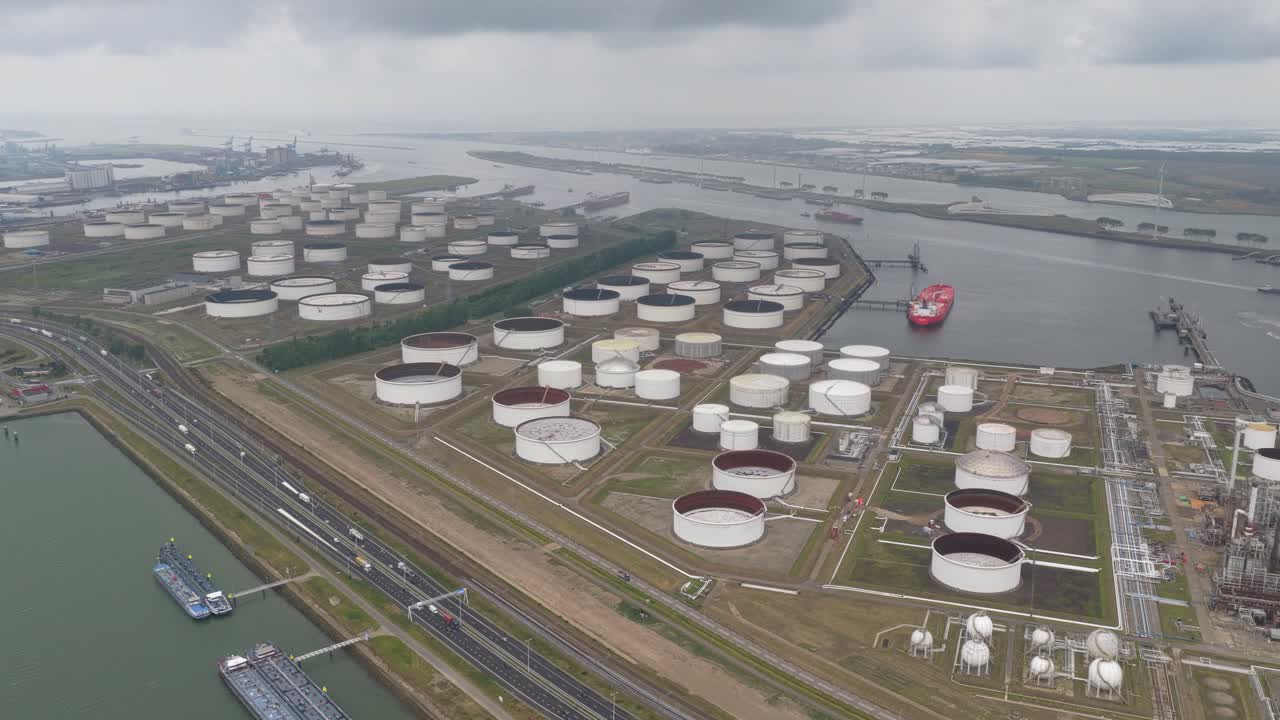 オランダ、石油化学タンク貯蔵施設があるユーロポート・ロッテルダム工業地帯