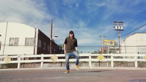 hombre de hip hop bailando afuera en la calle en un día soleado